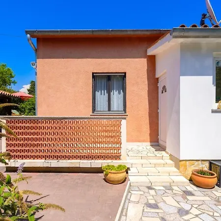 Eco Friendly With Pool In Villa Pula