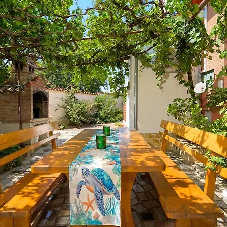 Eco Friendly With Pool In Villa Pula